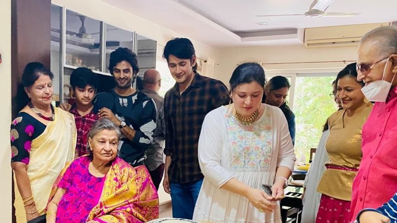 సిస్టర్ బర్త్ డే కోసం ఏకమైన మహేష్ కుటుంబం సిస్టర్ బర్త్ డే కోసం ఏకమైన మహేష్ కుటుంబం