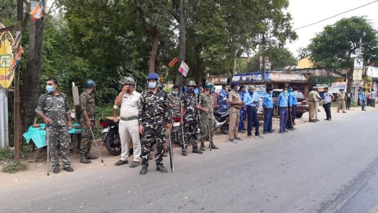 বিজেপি থানা ঘেরাও অভিযানে ধুন্ধুমারকাণ্ড, মুড়ি মুড়কির মতো বোমা পড়ল পাড়ুই এ বিজেপি থানা ঘেরাও অভিযানে ধুন্ধুমারকাণ্ড, মুড়ি মুড়কির মতো বোমা পড়ল পাড়ুই এ