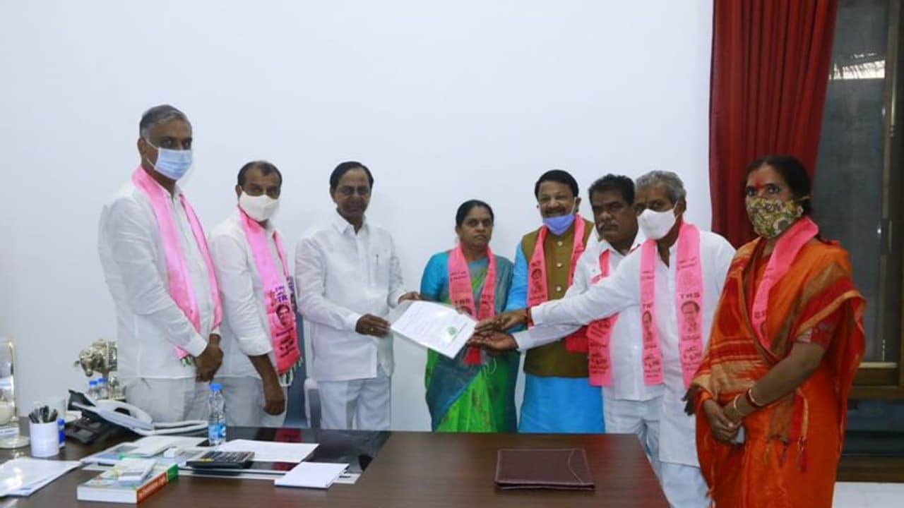 ఉప ఎన్నికలో భారీ మెజార్టీతో గెలవాలి: సోలిపేట సుజాతకు కేసీఆర్ సూచన ఉప ఎన్నికలో భారీ మెజార్టీతో గెలవాలి: సోలిపేట సుజాతకు కేసీఆర్ సూచన