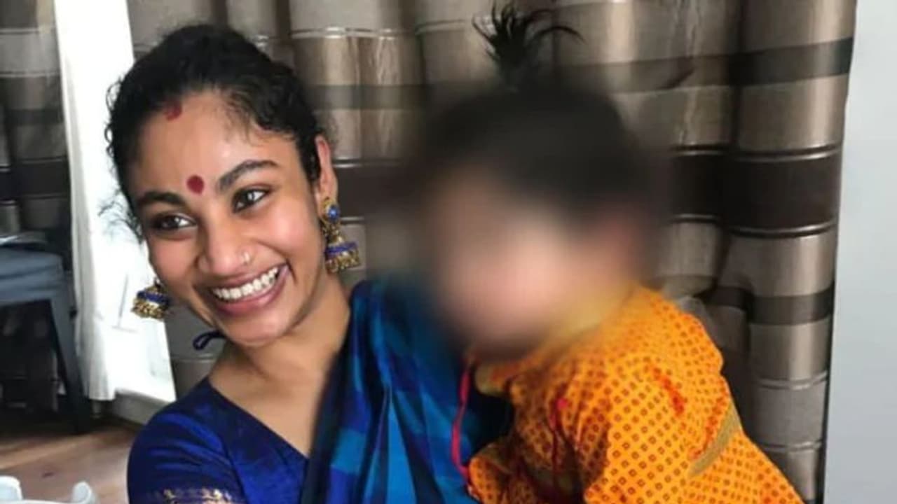 മൂന്ന് വയസ്സുള്ള കുഞ്ഞടക്കം ഇന്ത്യന് കുടുംബം യുകെയില് കൊല്ലപ്പെട്ട നിലയില് മൂന്ന് വയസ്സുള്ള കുഞ്ഞടക്കം ഇന്ത്യന് കുടുംബം യുകെയില് കൊല്ലപ്പെട്ട നിലയില്