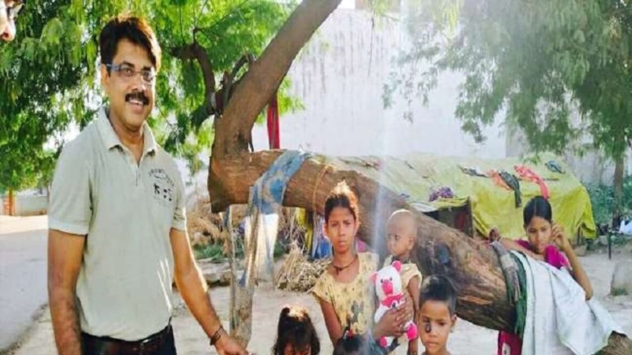खिलौनों से बच्चों के चेहरों पर लाते हैं मुस्कान, बन गए हैं 'खिलौने वाले अंकल'