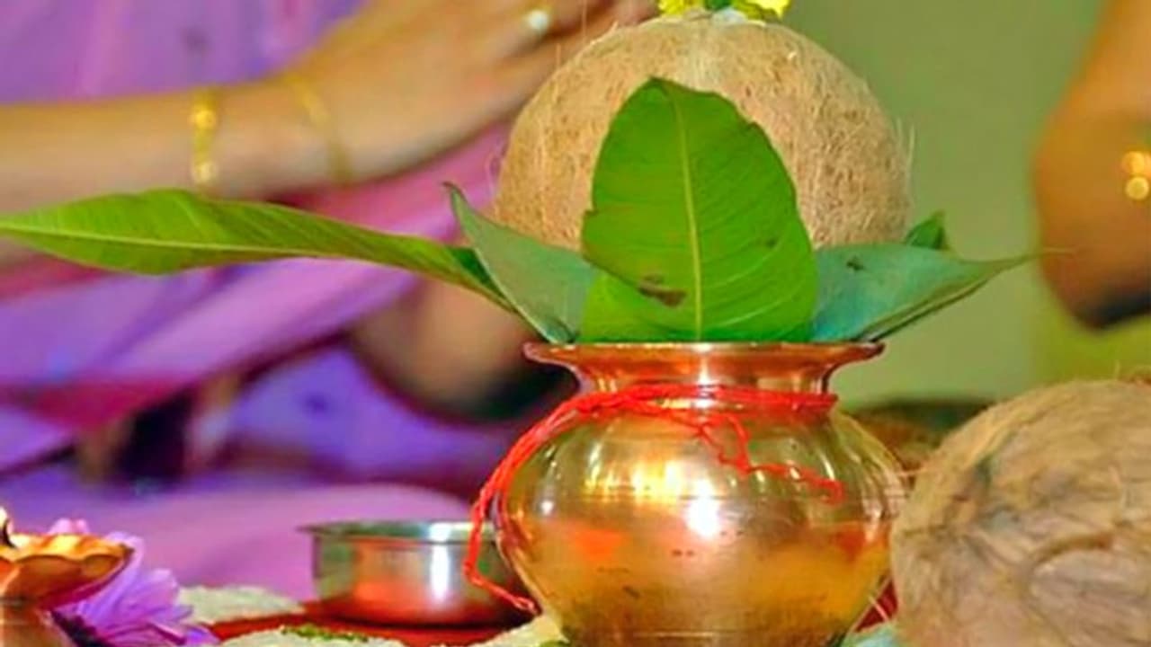 ঘটের ওপর নারকেল স্থাপন না করলে যে কোনও পুজো অসম্পূর্ণ, জানুন এর ধর্মীয় গুরুত্ব ঘটের ওপর নারকেল স্থাপন না করলে যে কোনও পুজো অসম্পূর্ণ, জানুন এর ধর্মীয় গুরুত্ব