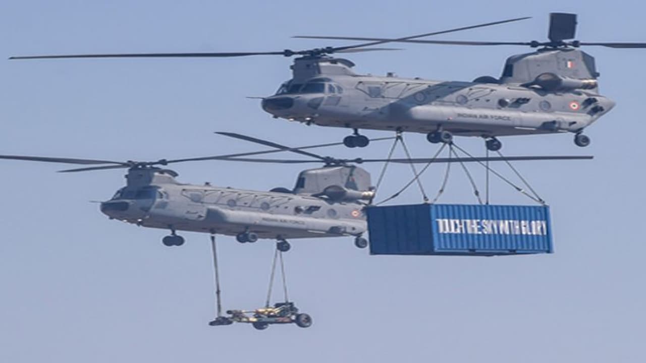 एयरफोर्स डे : चिनूक और अपाचे ने दिखाया दम, आसमान को चीरते हुए निकला तेजस, पहली बार शामिल हुआ राफेल एयरफोर्स डे : चिनूक और अपाचे ने दिखाया दम, आसमान को चीरते हुए निकला तेजस, पहली बार शामिल हुआ राफेल