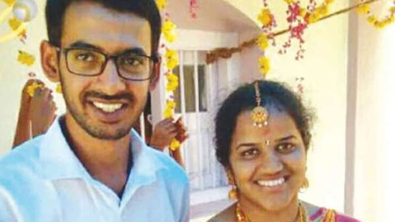 திருமணமான 4 மாதங்களில் புதுமண தம்பதி தூக்கிட்டு தற்கொலை... அதிர்ச்சியில் ஊழியர்கள்..! திருமணமான 4 மாதங்களில் புதுமண தம்பதி தூக்கிட்டு தற்கொலை... அதிர்ச்சியில் ஊழியர்கள்..!