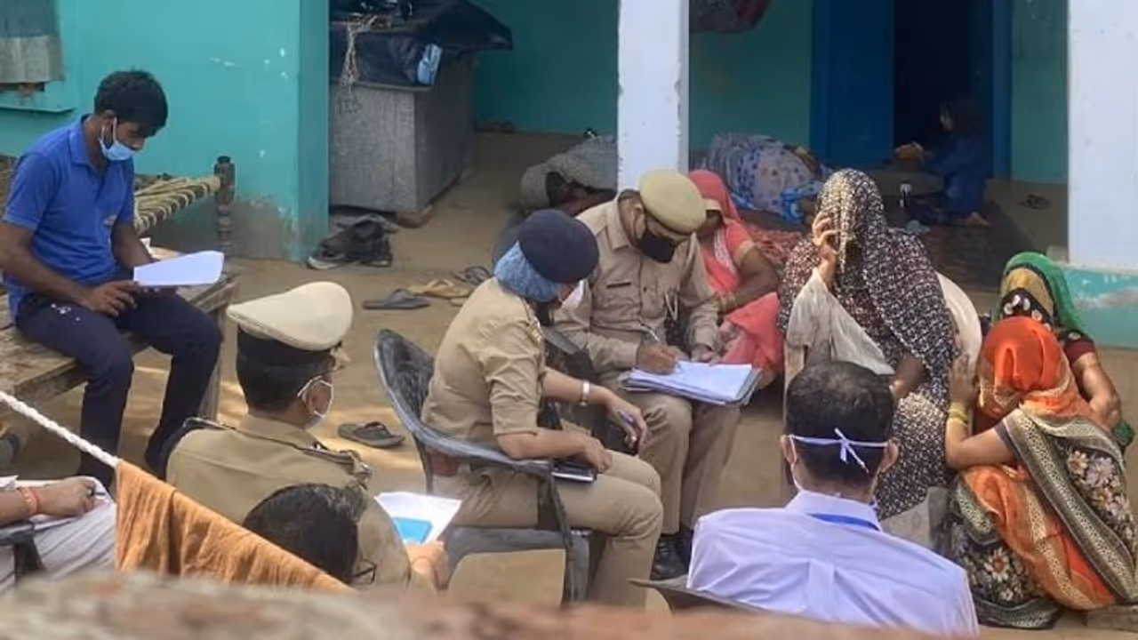 ഹാഥ്റസ് പീഡനം പുനരാവിഷ്കരിക്കാന് യുപി പൊലീസ്; പെണ്കുട്ടിയുടെ കുടുംബത്തെയും പങ്കെടുപ്പിക്കും ഹാഥ്റസ് പീഡനം പുനരാവിഷ്കരിക്കാന് യുപി പൊലീസ്; പെണ്കുട്ടിയുടെ കുടുംബത്തെയും പങ്കെടുപ്പിക്കും