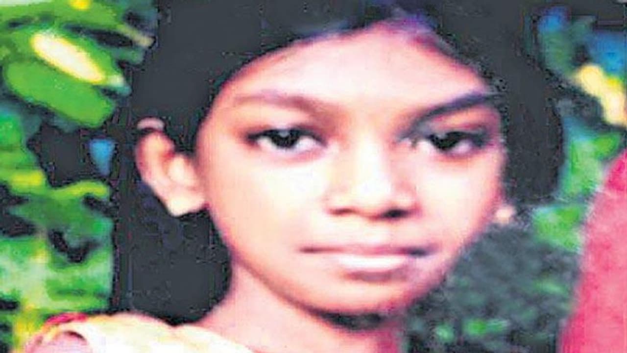 పరుపు కింద దూరిన పాము.. పాపాయిని కాటేసింది... పరుపు కింద దూరిన పాము.. పాపాయిని కాటేసింది...