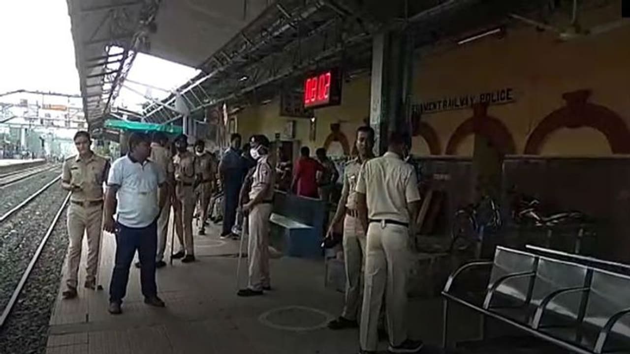 সোনারপুর স্টেশনে ভাঙচুর উত্তেজনা, ট্রেন অবরোধ করে বিক্ষোভ সাধারণ যাত্রীদের