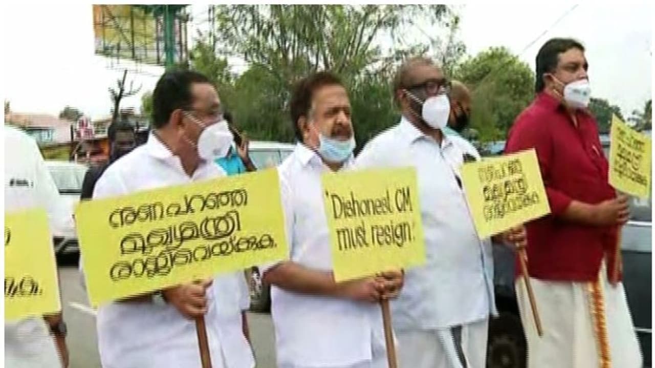 യുഡിഎഫ് പ്രത്യക്ഷ സമരം വീണ്ടും തുടങ്ങി, മുഖ്യമന്ത്രിയുടെ രാജി ആവശ്യപ്പെട്ട് അഞ്ച് നേതാക്കളുടെ പ്രതിഷേധം യുഡിഎഫ് പ്രത്യക്ഷ സമരം വീണ്ടും തുടങ്ങി, മുഖ്യമന്ത്രിയുടെ രാജി ആവശ്യപ്പെട്ട് അഞ്ച് നേതാക്കളുടെ പ്രതിഷേധം