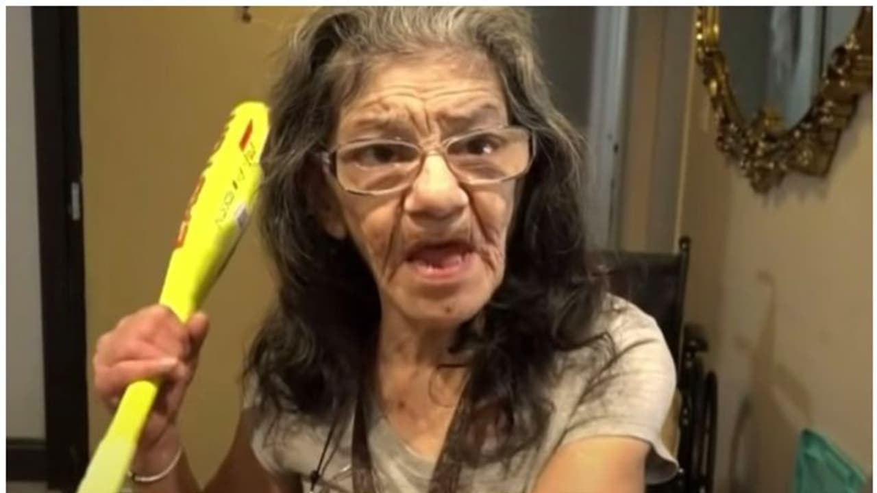 രാത്രിയിൽ അതിക്രമിച്ചു കയറിയ ആളെ അടിച്ചു നിലംപറ്റിച്ച ബ്ലാക്ക് ബെൽറ്റ് മുത്തശ്ശി രാത്രിയിൽ അതിക്രമിച്ചു കയറിയ ആളെ അടിച്ചു നിലംപറ്റിച്ച ബ്ലാക്ക് ബെൽറ്റ് മുത്തശ്ശി