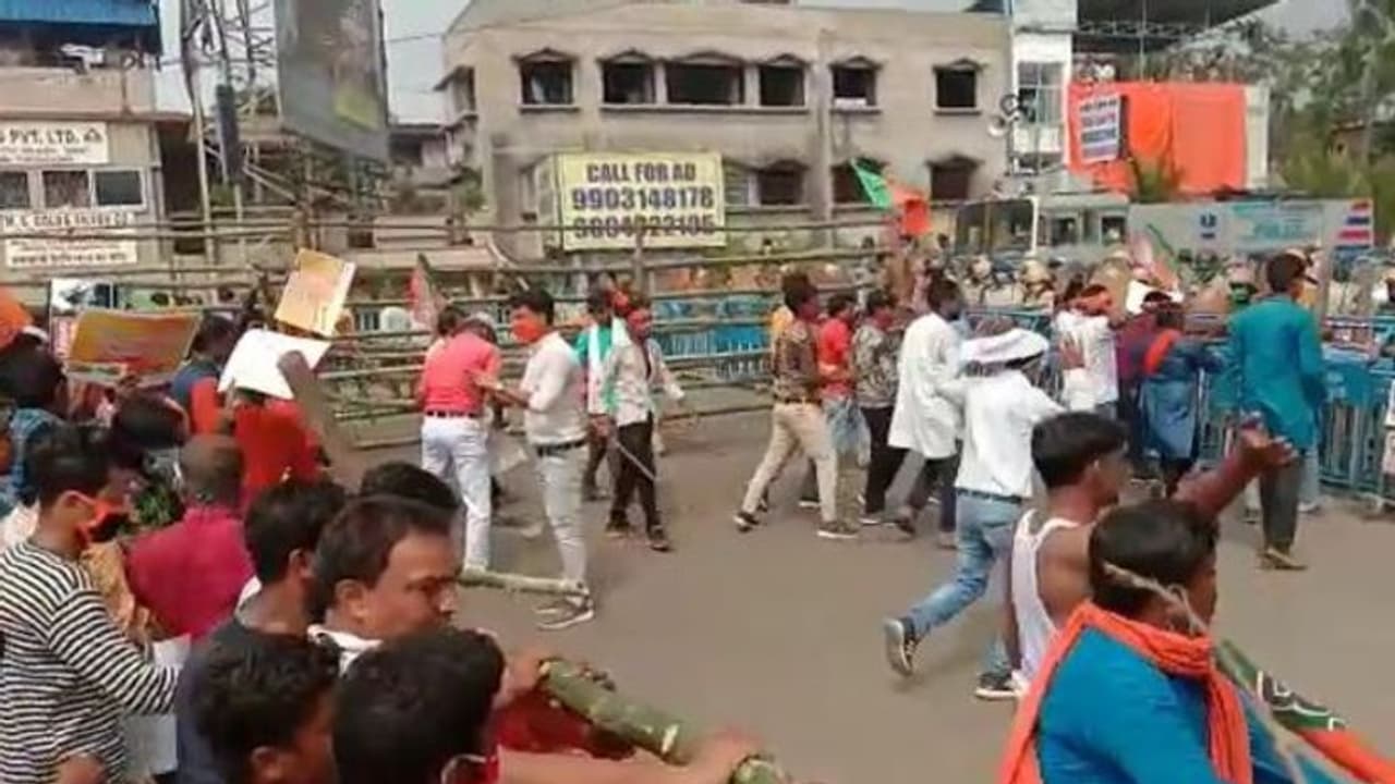 বিজেপির নবান্ন অভিযান ঘিরে রণক্ষেত্র হাওড়া,মিছিল ছত্রভঙ্গ করতে মহিলাদেরও লাঠিপেটা করল পুলিশ বিজেপির নবান্ন অভিযান ঘিরে রণক্ষেত্র হাওড়া,মিছিল ছত্রভঙ্গ করতে মহিলাদেরও লাঠিপেটা করল পুলিশ