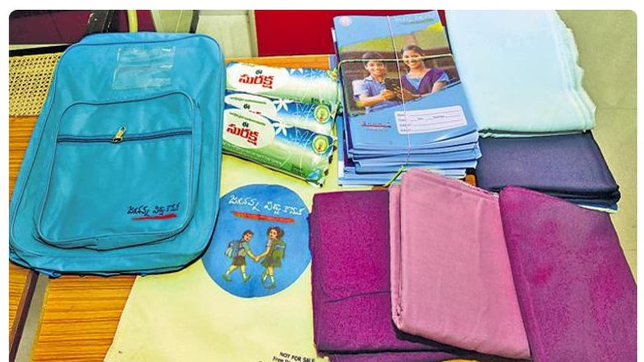 జగనన్న విద్యా కానుక ప్రారంభించిన జగన్: కిట్లో ఏమున్నాయంటే..? జగనన్న విద్యా కానుక ప్రారంభించిన జగన్: కిట్లో ఏమున్నాయంటే..?