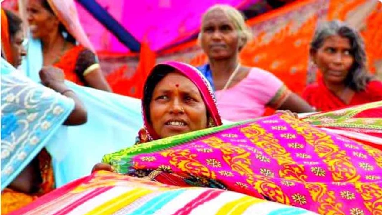 మహిళలకు శుభవార్త: కరోనా ఉన్నా.. యథావిధిగా బతుకమ్మ చీరల పంపిణీ మహిళలకు శుభవార్త: కరోనా ఉన్నా.. యథావిధిగా బతుకమ్మ చీరల పంపిణీ