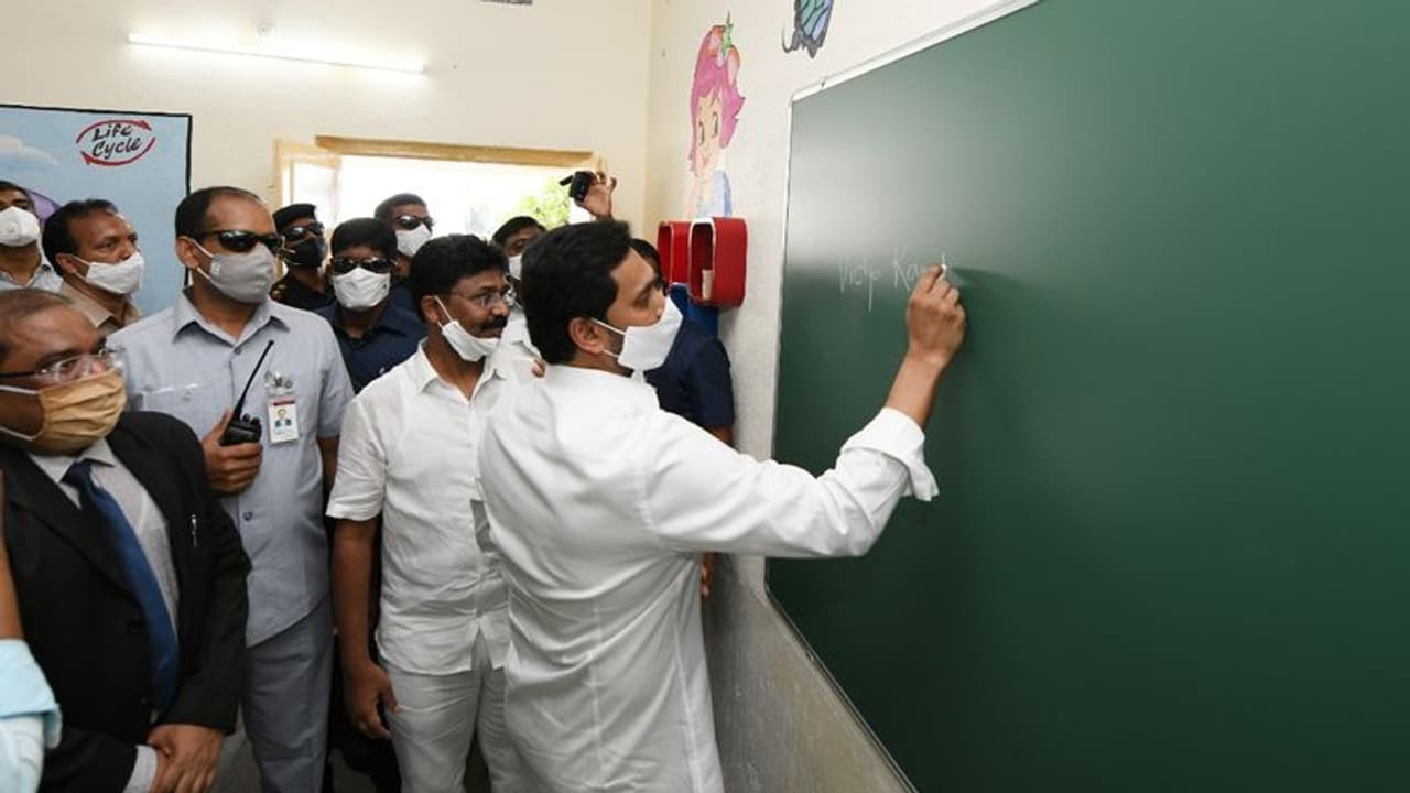 టీచర్లకు ఏపీ సర్కార్ తీపి కబురు: బదిలీలకు జగన్ గ్రీన్ సిగ్నల్ టీచర్లకు ఏపీ సర్కార్ తీపి కబురు: బదిలీలకు జగన్ గ్రీన్ సిగ్నల్