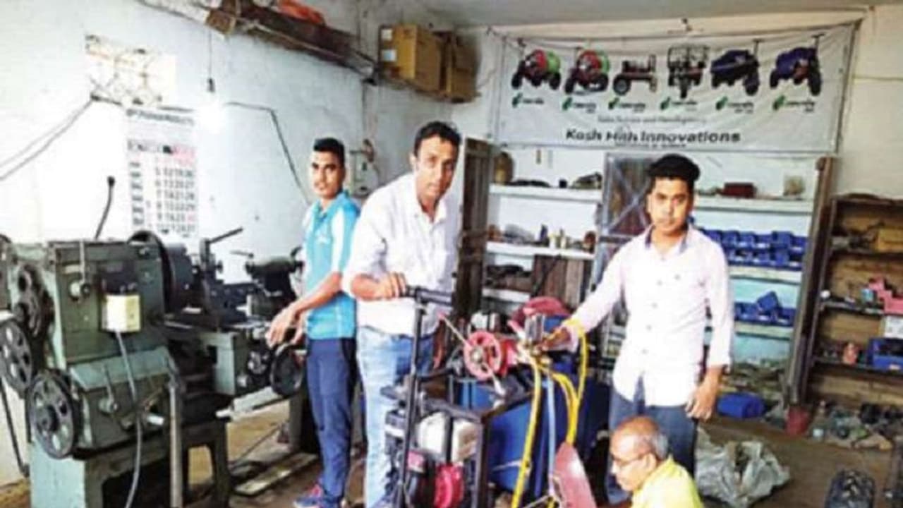 किसान ने बना दी स्प्रे मशीन, बाजार में पांच लाख में  बिकने वाली की कीमत है सिर्फ  90 हजार