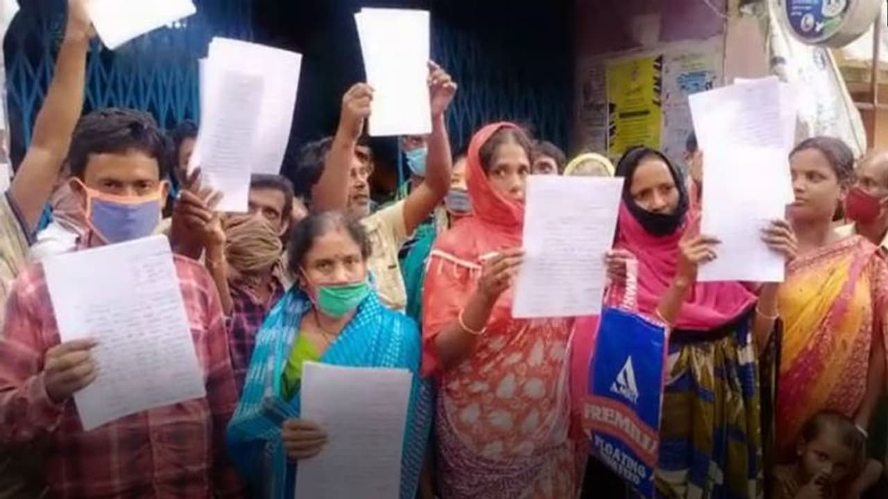 প্রধানমন্ত্রী আবাস যোজনায় 'কাটমানি স্বজনপোষণ', বিডিও অফিসে বিক্ষোভ গ্রামবাসীদের প্রধানমন্ত্রী আবাস যোজনায় 'কাটমানি স্বজনপোষণ', বিডিও অফিসে বিক্ষোভ গ্রামবাসীদের