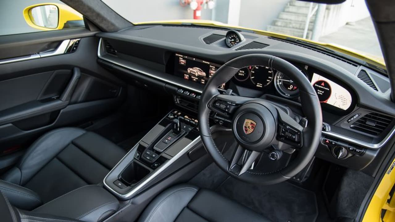 കാശുവീശി സമ്പന്നര്‍, ഈ ആഡംബര വണ്ടക്കമ്പനിക്ക് വമ്പന്‍ കച്ചവടം