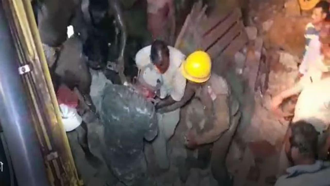 বাবাকে বাঁচাতে দুই ভাইয়ের ঝুঁকি, গ্রামবাসীদের রুদ্ধশ্বাস লড়াইয়ের পরও মর্মান্তিক মৃত্যু বাবাকে বাঁচাতে দুই ভাইয়ের ঝুঁকি, গ্রামবাসীদের রুদ্ধশ্বাস লড়াইয়ের পরও মর্মান্তিক মৃত্যু