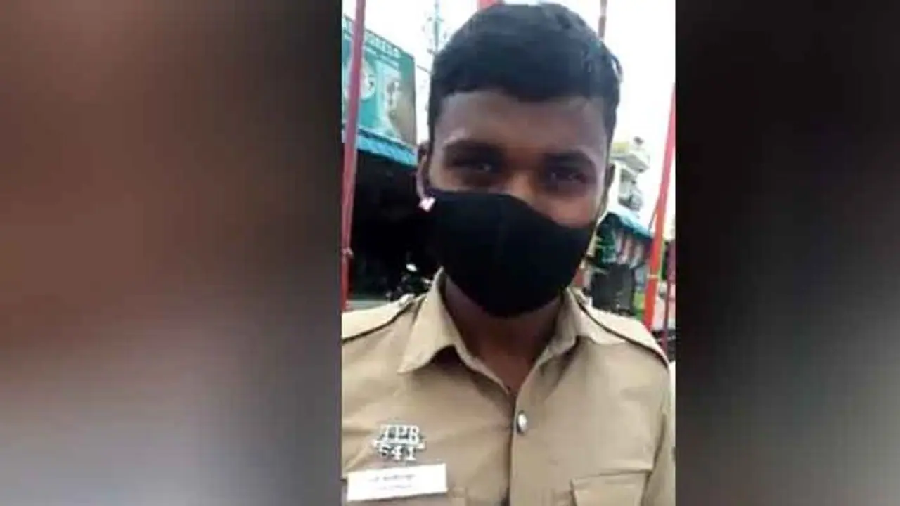 மாஸ்க் அணியாமல் வந்த நபரிடம் ஆணவத்துடன் சாதி பேரை கேட்ட காவலர்... ஆயுதப்படைக்கு இடமாற்றம்..! மாஸ்க் அணியாமல் வந்த நபரிடம் ஆணவத்துடன் சாதி பேரை கேட்ட காவலர்... ஆயுதப்படைக்கு இடமாற்றம்..!
