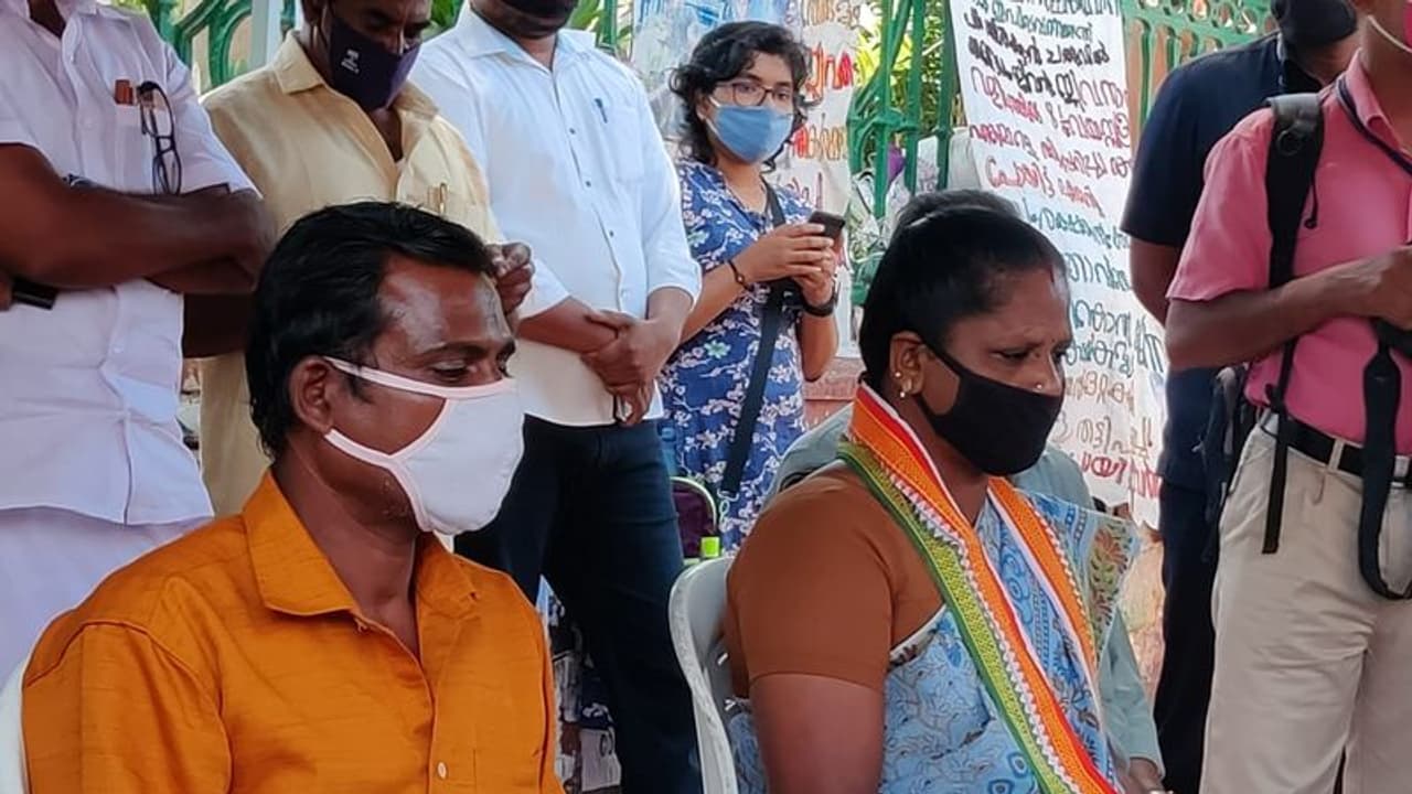 വാളയാർ പെൺകുട്ടികളുടെ മരണം; നീതി തേടിയുള്ള മാതാപിതാക്കളുടെ തിരുവനന്തപുരത്തെ സമരം ഇന്ന് അവസാനിക്കും വാളയാർ പെൺകുട്ടികളുടെ മരണം; നീതി തേടിയുള്ള മാതാപിതാക്കളുടെ തിരുവനന്തപുരത്തെ സമരം ഇന്ന് അവസാനിക്കും