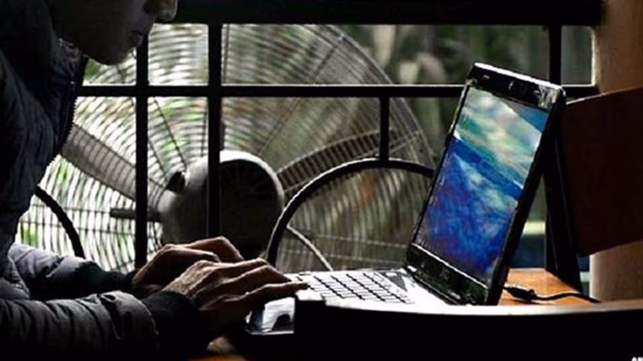 पाकिस्तान खुफिया एजेंसी ISI को फाइटर जेट की खुफिया जानकारी शेयर कर रहा था एचएएल कर्मचारी, गिरफ्तार पाकिस्तान खुफिया एजेंसी ISI को फाइटर जेट की खुफिया जानकारी शेयर कर रहा था एचएएल कर्मचारी, गिरफ्तार