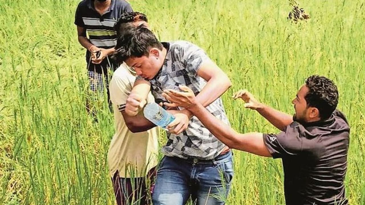 खराब सड़क बिछती देखकर भड़क उठे गांववाले, ठेकेदार और उसके बेटे भतीजे को पीट दिया