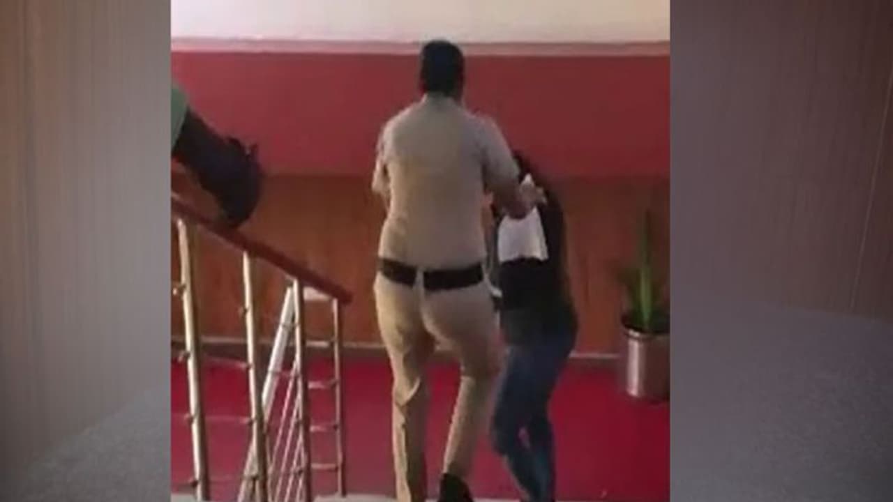 భువనగిరి కలెక్టర్ ఛాంబర్ లో వ్యక్తి ఆత్మహత్యాయత్నం...