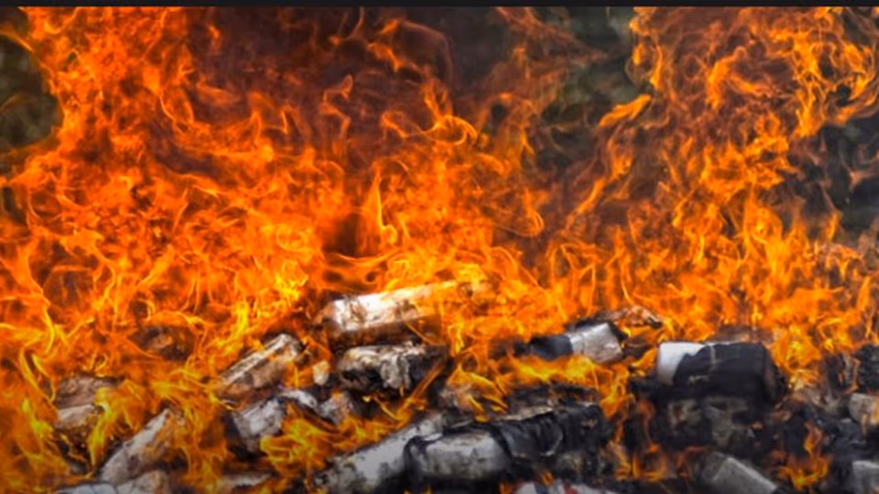 സിനിമയെ വെല്ലുന്ന രംഗങ്ങള്; വിമാന ചെയ്സിംഗില് നിലംപതിച്ചത് അര ടണ് കൊക്കെയ്ന് സിനിമയെ വെല്ലുന്ന രംഗങ്ങള്; വിമാന ചെയ്സിംഗില് നിലംപതിച്ചത് അര ടണ് കൊക്കെയ്ന്