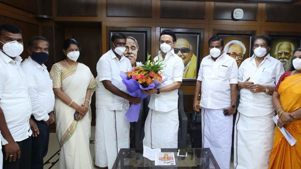 ஆட்டத்தை ஆரம்பித்த திமுக... அதிமுக முன்னாள் எம்எல்ஏவை தட்டித்தூக்கிய மு.க.ஸ்டாலின்..! ஆட்டத்தை ஆரம்பித்த திமுக... அதிமுக முன்னாள் எம்எல்ஏவை தட்டித்தூக்கிய மு.க.ஸ்டாலின்..!