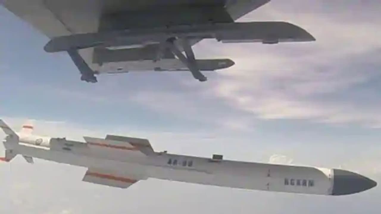 देश में बनी पहली एंटी रेडिएशन मिसाइल 'रुद्रम' का सफल परीक्षण, दुश्मन के रडार को बना सकती है निशाना देश में बनी पहली एंटी रेडिएशन मिसाइल 'रुद्रम' का सफल परीक्षण, दुश्मन के रडार को बना सकती है निशाना