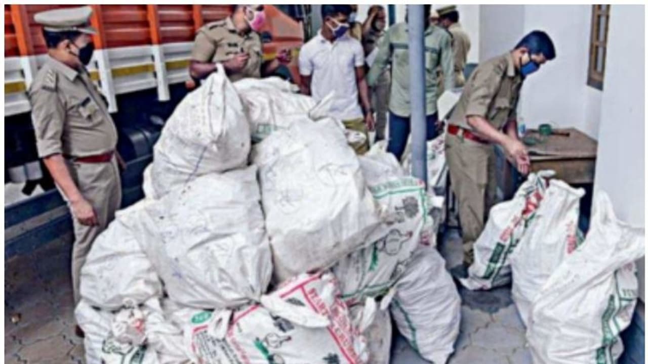 കാസർകോട് രണ്ടരക്കോടി രൂപയുടെ ചന്ദനശേഖരം പിടികൂടിയ സംഭവം, മുഖ്യപ്രതി പിടിയിൽ കാസർകോട് രണ്ടരക്കോടി രൂപയുടെ ചന്ദനശേഖരം പിടികൂടിയ സംഭവം, മുഖ്യപ്രതി പിടിയിൽ