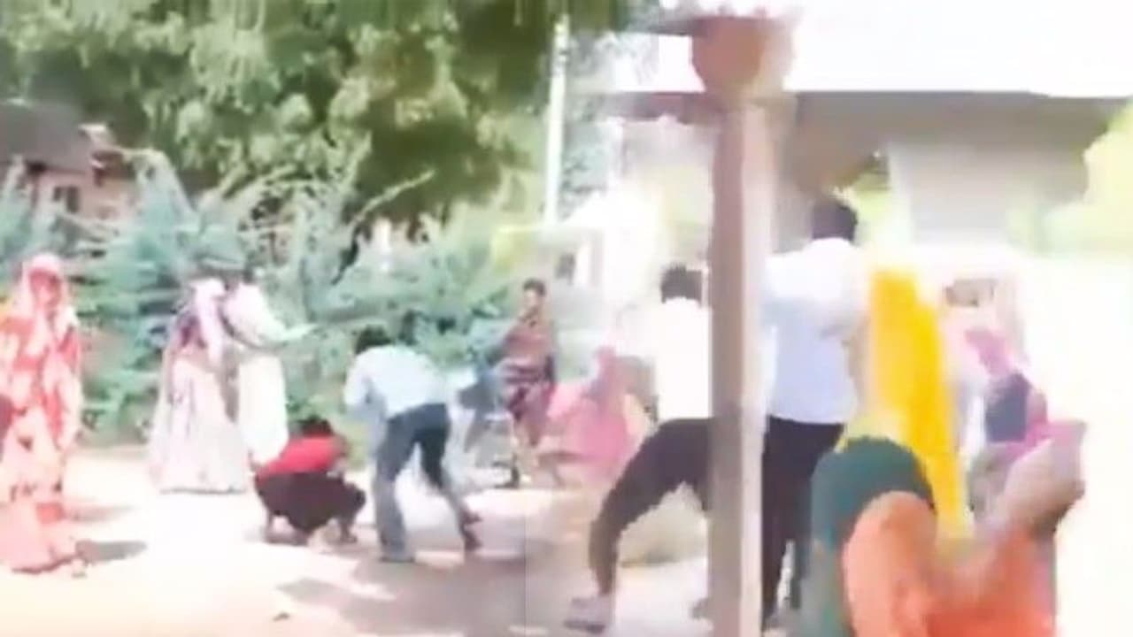 ইভটিজার ভেঙে দিল হাত পা, নির্যাতিতার বিরুদ্ধেই এফআইআর গুরুতর অভিযোগে বিদ্ধ গুজরাত পুলিশ