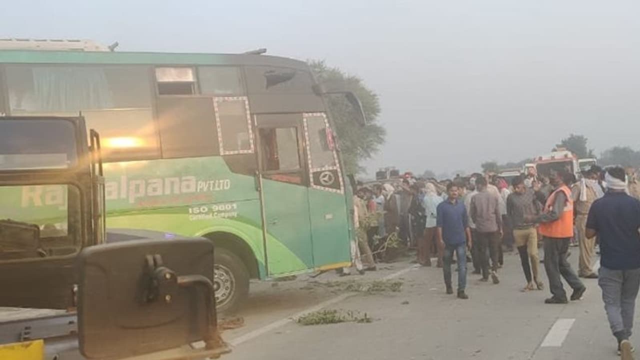 45 यात्रियों को दिल्ली से कानपुर ले जा रही बस पलटी, 3 की मौत 5 से ज्यादा घायल 45 यात्रियों को दिल्ली से कानपुर ले जा रही बस पलटी, 3 की मौत 5 से ज्यादा घायल
