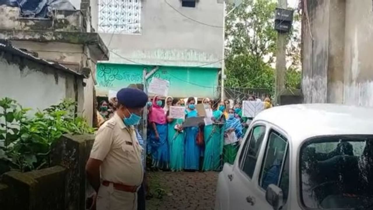 রাজ্য সরকারের বিরুদ্ধে ক্ষোভ, বিভিন্ন দাবিতে মুর্শিদাবাদে অঙ্গনওয়াড়ি কর্মীদের বিক্ষোভ রাজ্য সরকারের বিরুদ্ধে ক্ষোভ, বিভিন্ন দাবিতে মুর্শিদাবাদে অঙ্গনওয়াড়ি কর্মীদের বিক্ষোভ