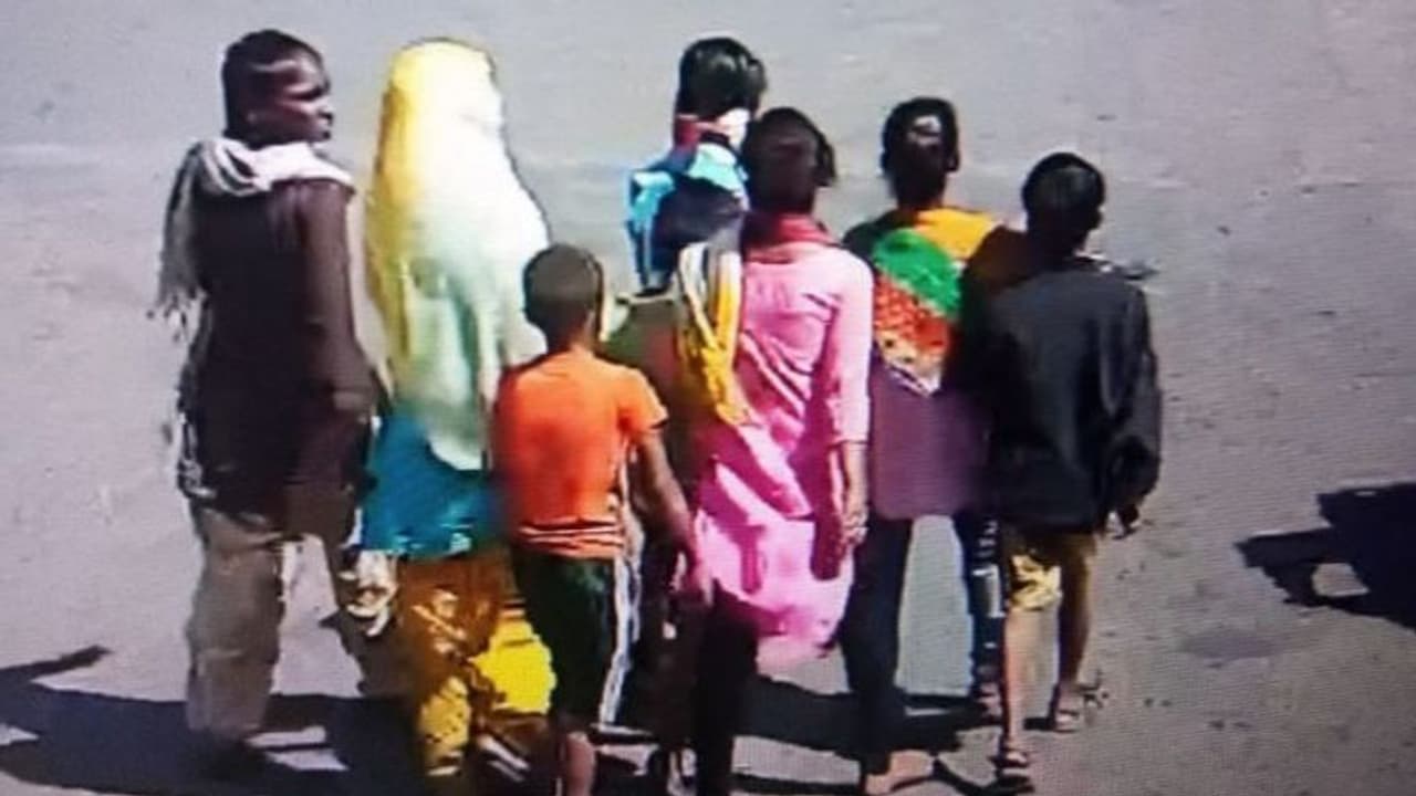 80 साल के बुजुर्ग को घेरकर 'बच्चा पार्टी' ने ऐसा गुदगुदाया कि चंद सेकंड में उड़ गए होश 80 साल के बुजुर्ग को घेरकर 'बच्चा पार्टी' ने ऐसा गुदगुदाया कि चंद सेकंड में उड़ गए होश