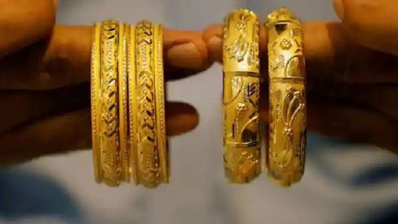 Gold Rate: భారీగా పడిపోతున్న బంగారం ధర, మహిళలకు పండగే, తులం బంగారం రూ. 50 వేల కన్నా తక్కువకు పడిపోయే అవకాశం..