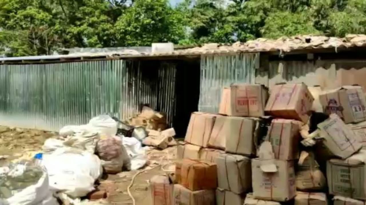 ಬೆಂಗ್ಳೂರಲ್ಲಿ ಸಾಲು ಸಾಲು ದುರಂತ: ಗೋಡೌನ್ಗಳ ಮೇಲೆ ಪೊಲೀಸರ ದಿಢೀರ್ ದಾಳಿ ಬೆಂಗ್ಳೂರಲ್ಲಿ ಸಾಲು ಸಾಲು ದುರಂತ: ಗೋಡೌನ್ಗಳ ಮೇಲೆ ಪೊಲೀಸರ ದಿಢೀರ್ ದಾಳಿ