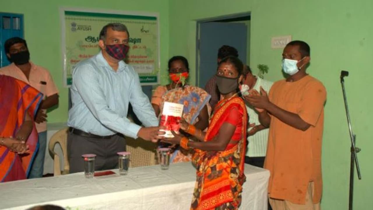 ஆயுஷ் அமைச்சகத்துடன் இணைந்து கிராம மக்களுக்கு மருத்துவசேவை வழங்கும் ஈஷா! 489 பேர் ரத்த சோகையிலிருந்து மீண்டனர் ஆயுஷ் அமைச்சகத்துடன் இணைந்து கிராம மக்களுக்கு மருத்துவசேவை வழங்கும் ஈஷா! 489 பேர் ரத்த சோகையிலிருந்து மீண்டனர்