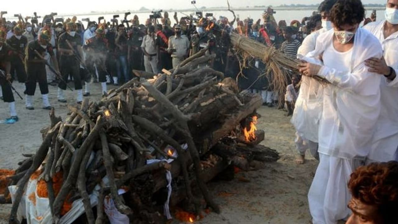 पंचतत्व में विलीन हुए रामविलास पासवान: बेटे चिराग ने दी मुखाग्नि, नीतीश कुमार तेजस्वी भी रहे मौजूद पंचतत्व में विलीन हुए रामविलास पासवान: बेटे चिराग ने दी मुखाग्नि, नीतीश कुमार तेजस्वी भी रहे मौजूद