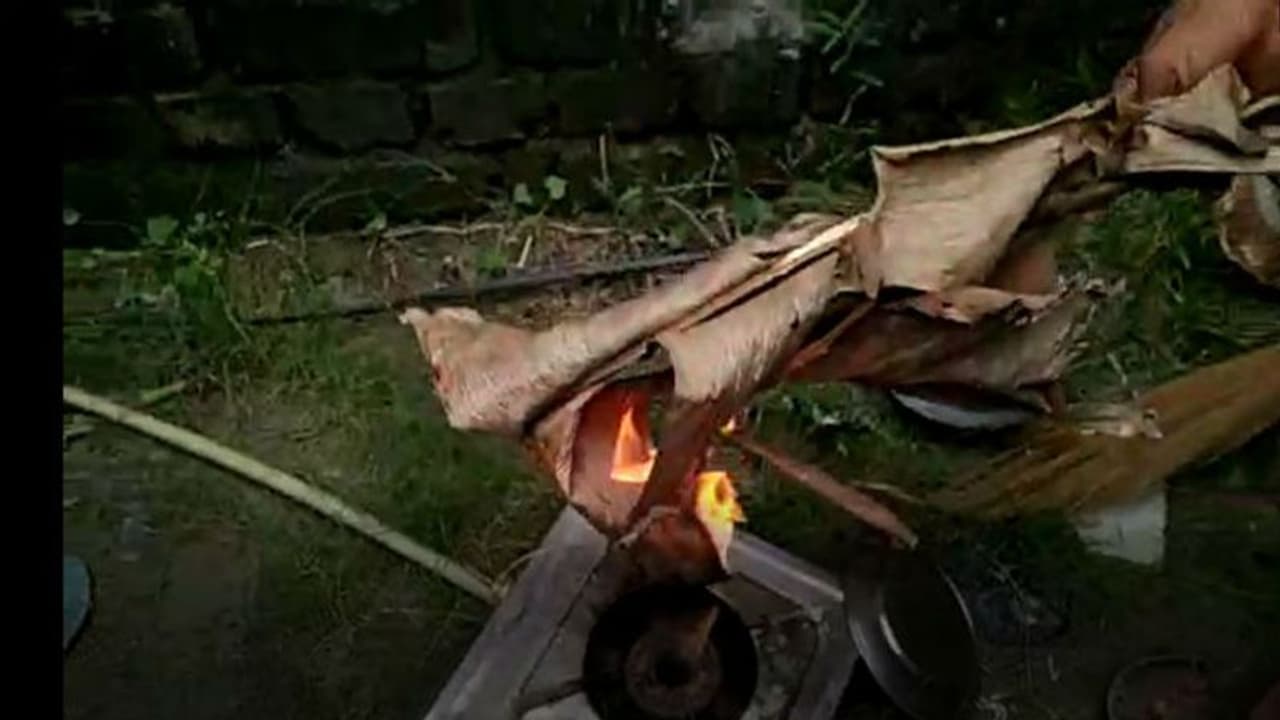 মাটির তলা থেকে নির্গত গ্যাসে দিব্যি চলছে রান্না বান্না, হলদিয়ায় রহস্য মাটির তলা থেকে নির্গত গ্যাসে দিব্যি চলছে রান্না বান্না, হলদিয়ায় রহস্য