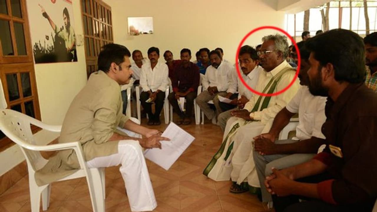 ఆయన ఇంట్లోనే ఉగాది చేసుకున్నాను.. ఇంతలోనే: అమరావతిలో రైతు మృతిపై పవన్ నివాళి ఆయన ఇంట్లోనే ఉగాది చేసుకున్నాను.. ఇంతలోనే: అమరావతిలో రైతు మృతిపై పవన్ నివాళి