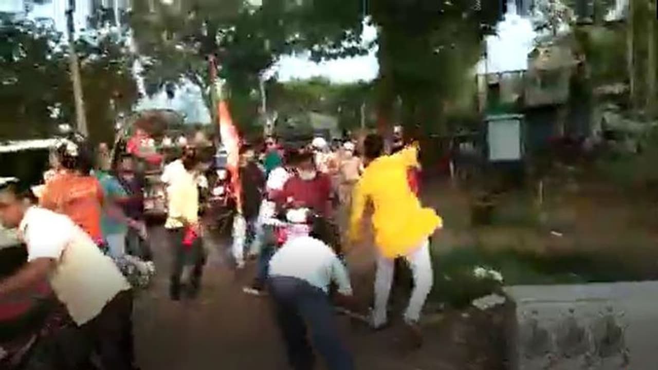 দিলীপ ঘোষকে কালো পতাকা দেখানো ঘিরে উত্তেজনা, বর্ধমানে পুলিশের লাঠিচার্জ