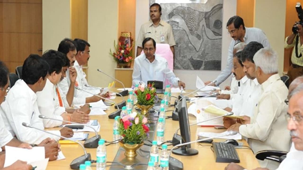 5 లక్షలు ఎక్స్గ్రేషియా.. ప్రతి ఇంటికి 3 రగ్గులు, నిత్యావసరాలు: కేసీఆర్ ప్రకటన 5 లక్షలు ఎక్స్గ్రేషియా.. ప్రతి ఇంటికి 3 రగ్గులు, నిత్యావసరాలు: కేసీఆర్ ప్రకటన