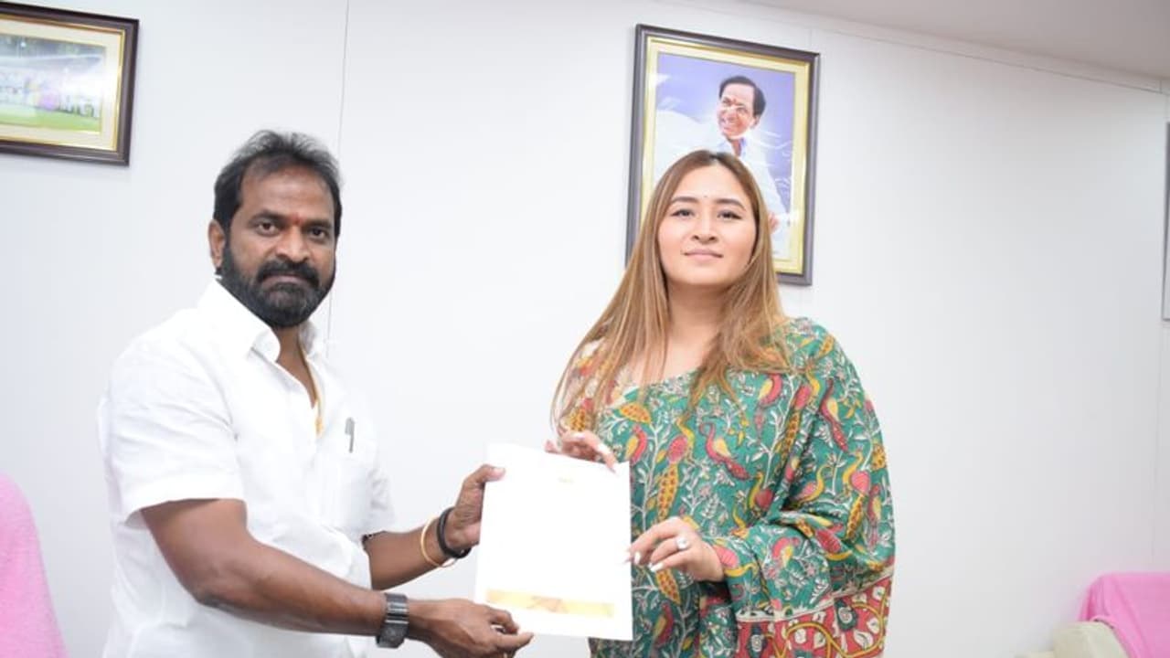 అకాడమీకి అనుమతివ్వండి: శ్రీనివాస్గౌడ్ను కలిసిన గుత్తా జ్వాల అకాడమీకి అనుమతివ్వండి: శ్రీనివాస్గౌడ్ను కలిసిన గుత్తా జ్వాల