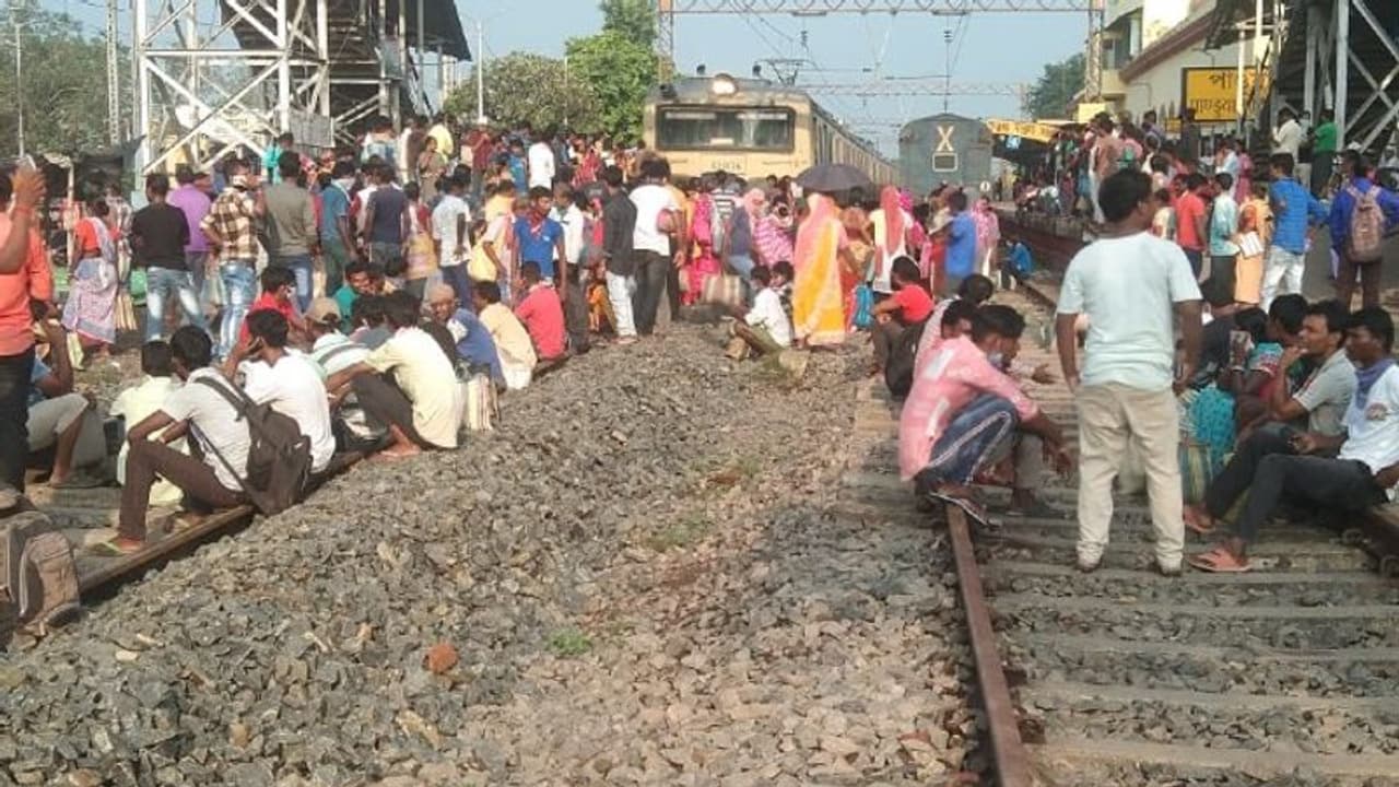 লোকাল ট্রেন চালুর দাবি, হুগলিতে দুটি স্টেশনে বিক্ষোভ নিত্যযাত্রীদের লোকাল ট্রেন চালুর দাবি, হুগলিতে দুটি স্টেশনে বিক্ষোভ নিত্যযাত্রীদের