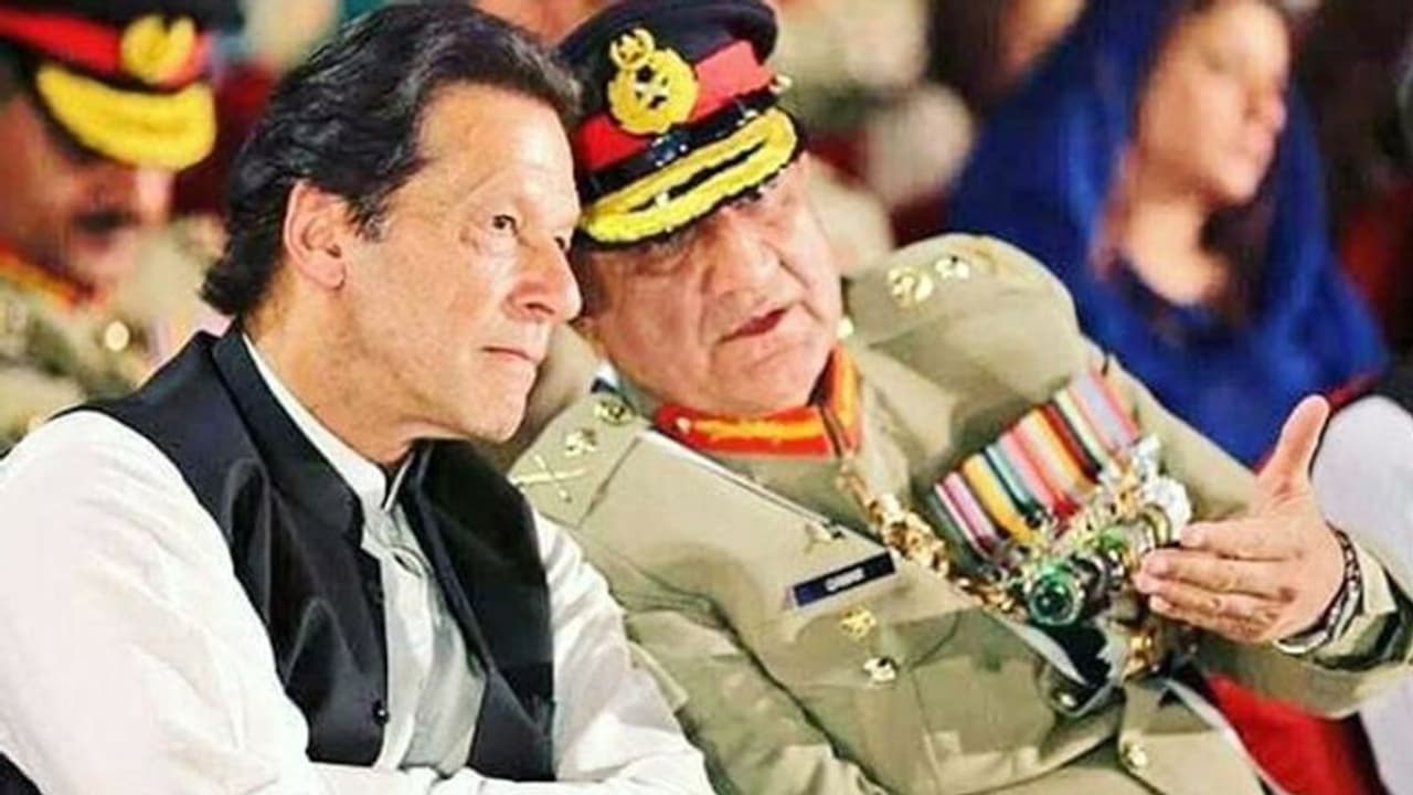 पाकिस्तान में विपक्ष ने सेना के खिलाफ खोला मोर्चा, नवाज और बिलावल ने कहा जनरल बाजवा इमरान को सत्ता में लाए पाकिस्तान में विपक्ष ने सेना के खिलाफ खोला मोर्चा, नवाज और बिलावल ने कहा जनरल बाजवा इमरान को सत्ता में लाए