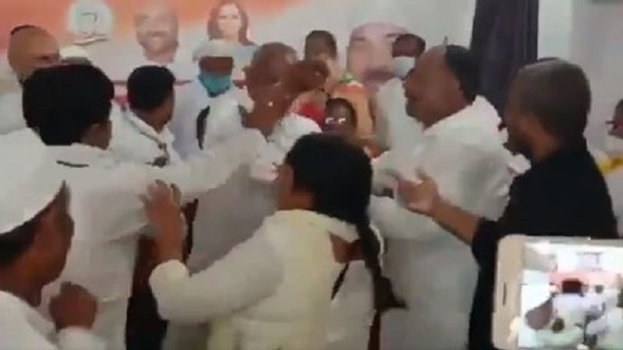 రేపిస్ట్‌కి టికెట్, ప్రశ్నించిన మహిళా నేత: కాంగ్రెస్ నేతల దాడి