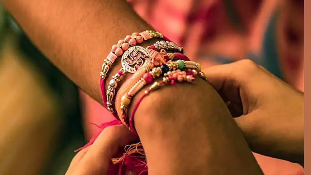 ಸಂತ್ರಸ್ತೆಗೆ ರಾಖಿ ಕಟ್ಟುವ ಷರತ್ತು, ಆರೋಪಿಗಳಿಗೆ ಜಾಮೀನು: ಹೈಕೋರ್ಟ್ ತೀರ್ಪು ಪ್ರಶ್ನಿಸಿದ 9 ವಕೀಲೆಯರು! ಸಂತ್ರಸ್ತೆಗೆ ರಾಖಿ ಕಟ್ಟುವ ಷರತ್ತು, ಆರೋಪಿಗಳಿಗೆ ಜಾಮೀನು: ಹೈಕೋರ್ಟ್ ತೀರ್ಪು ಪ್ರಶ್ನಿಸಿದ 9 ವಕೀಲೆಯರು!