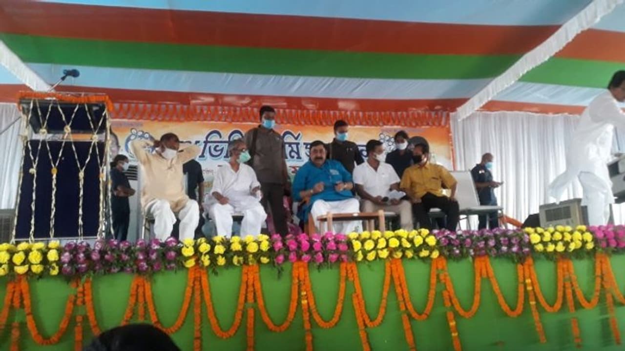 চাপের মুখে ভোলবদল, বিধানসভা ভোটে 'অপদার্থ' কৃষিমন্ত্রীকে প্রার্থী ঘোষণা অনুব্রতের চাপের মুখে ভোলবদল, বিধানসভা ভোটে 'অপদার্থ' কৃষিমন্ত্রীকে প্রার্থী ঘোষণা অনুব্রতের