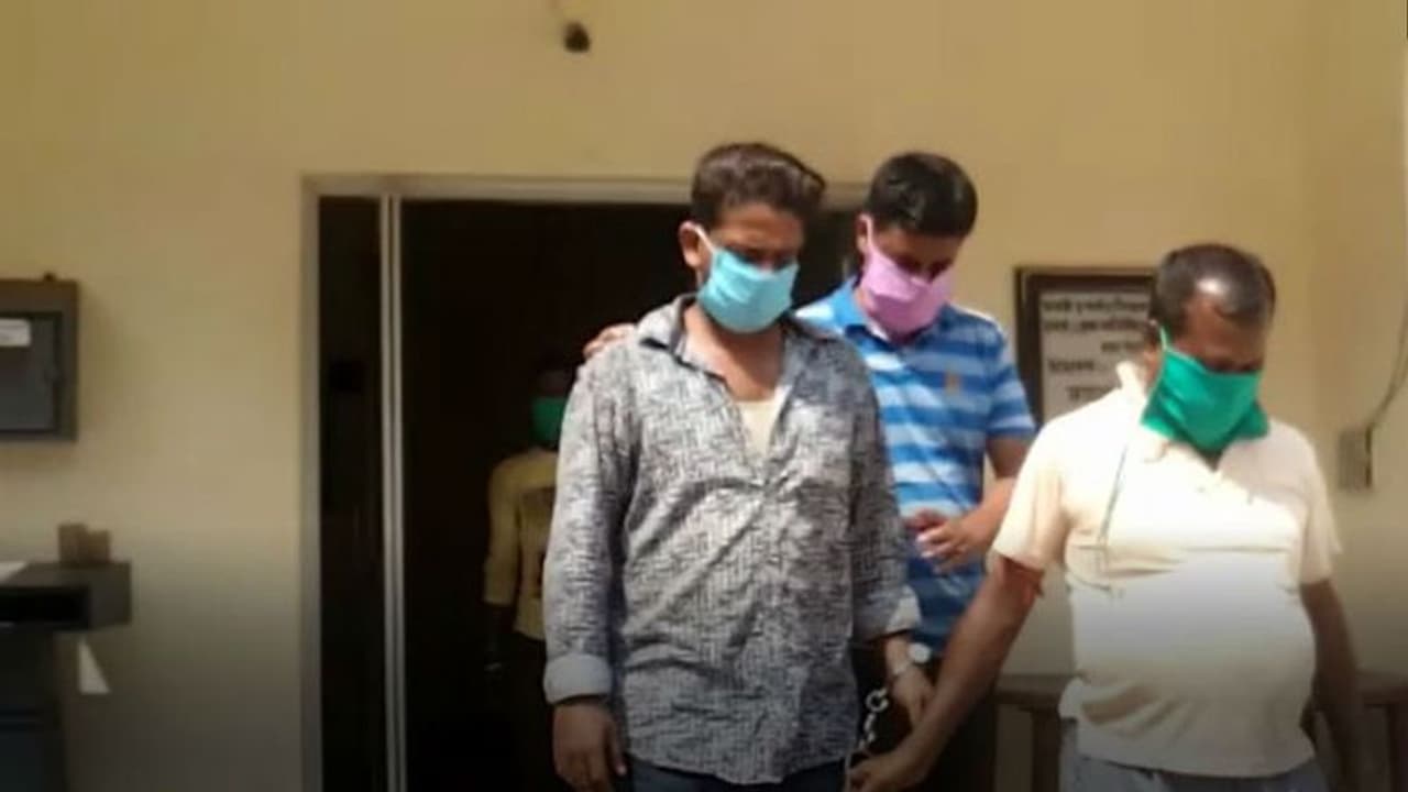 ফেসবুকে পরিচয় হওয়া তরুণীকে বিয়ের প্রতিশ্রুতি দিয়ে ধর্ষণ ব্ল্যাকমেল, পুলিশের জালে অভিযুক্ত ফেসবুকে পরিচয় হওয়া তরুণীকে বিয়ের প্রতিশ্রুতি দিয়ে ধর্ষণ ব্ল্যাকমেল, পুলিশের জালে অভিযুক্ত