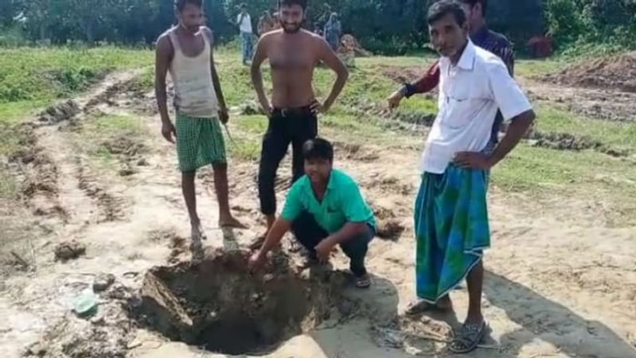 জমির কাজের সময় উদ্ধার হওয়া কলসি ঘিরে জল্পনা, মুর্শিদাবাদে ফের গুপ্তধনের খোঁজ জমির কাজের সময় উদ্ধার হওয়া কলসি ঘিরে জল্পনা, মুর্শিদাবাদে ফের গুপ্তধনের খোঁজ